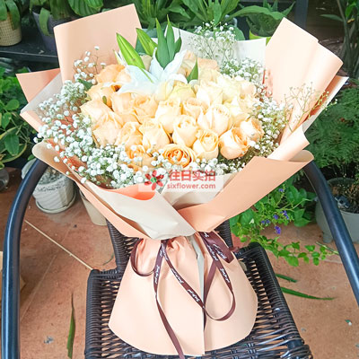 德宏33朵香槟玫瑰百合，心里永远是你